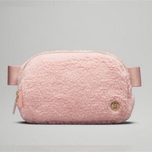 🩷Lululemon Pink / Gold Sherpa Belt Bag🩷